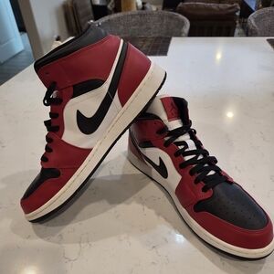 Jordan
Air Jordan 1 Mid Chicago Black Toe